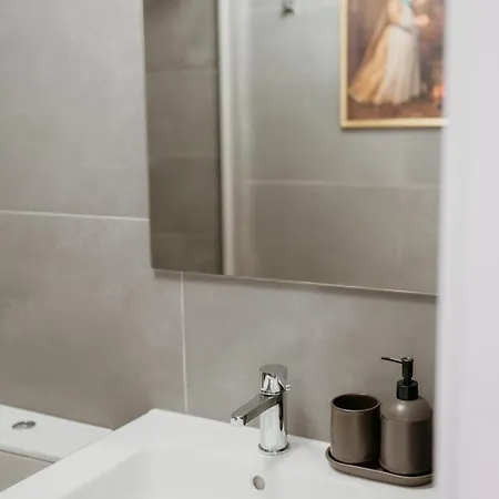 Mary Orange - No 236 Rc D - Contemporary Two-bedroom Haven Apartment Lisbon