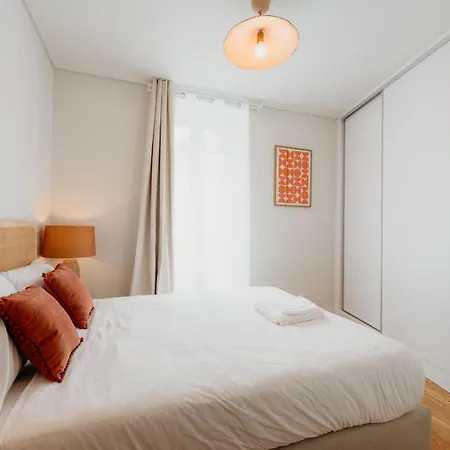 Mary Orange - No 236 Rc D - Contemporary Two-bedroom Haven * Lisbon