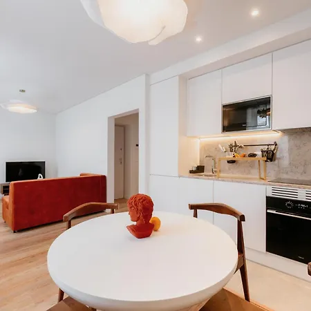Mary Orange - No 236 Rc D - Contemporary Two-bedroom Haven Apartment Lisbon